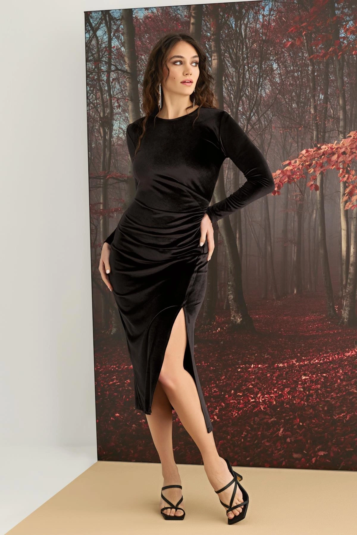 Uzun Kollu Yırtmaçlı Kadife Elbise