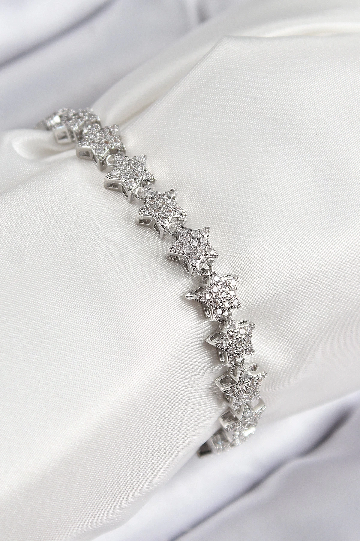 VIP Seri Pirinç Zirkon Taşlı Sıralı Yıldız Model Gümüş Renk Kadın Bileklik