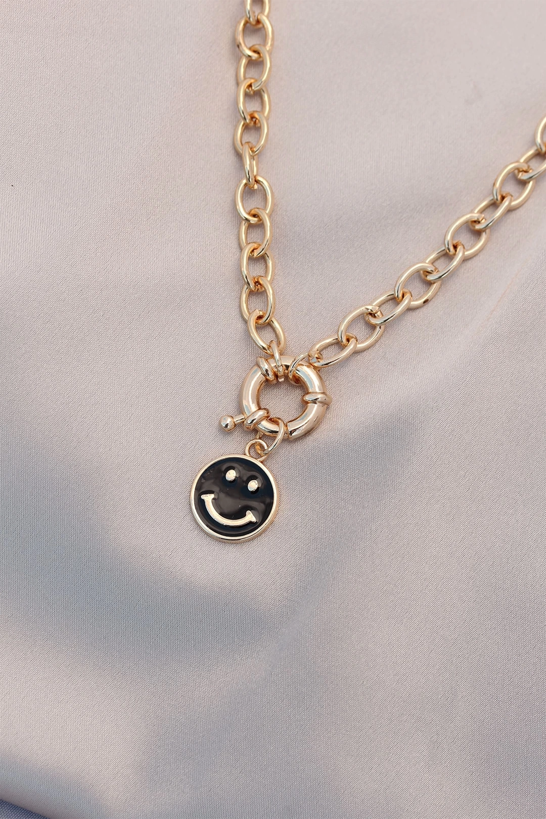 Yeni Sezon Siyah Renk Smile Model Retro Gold Metal Kolye