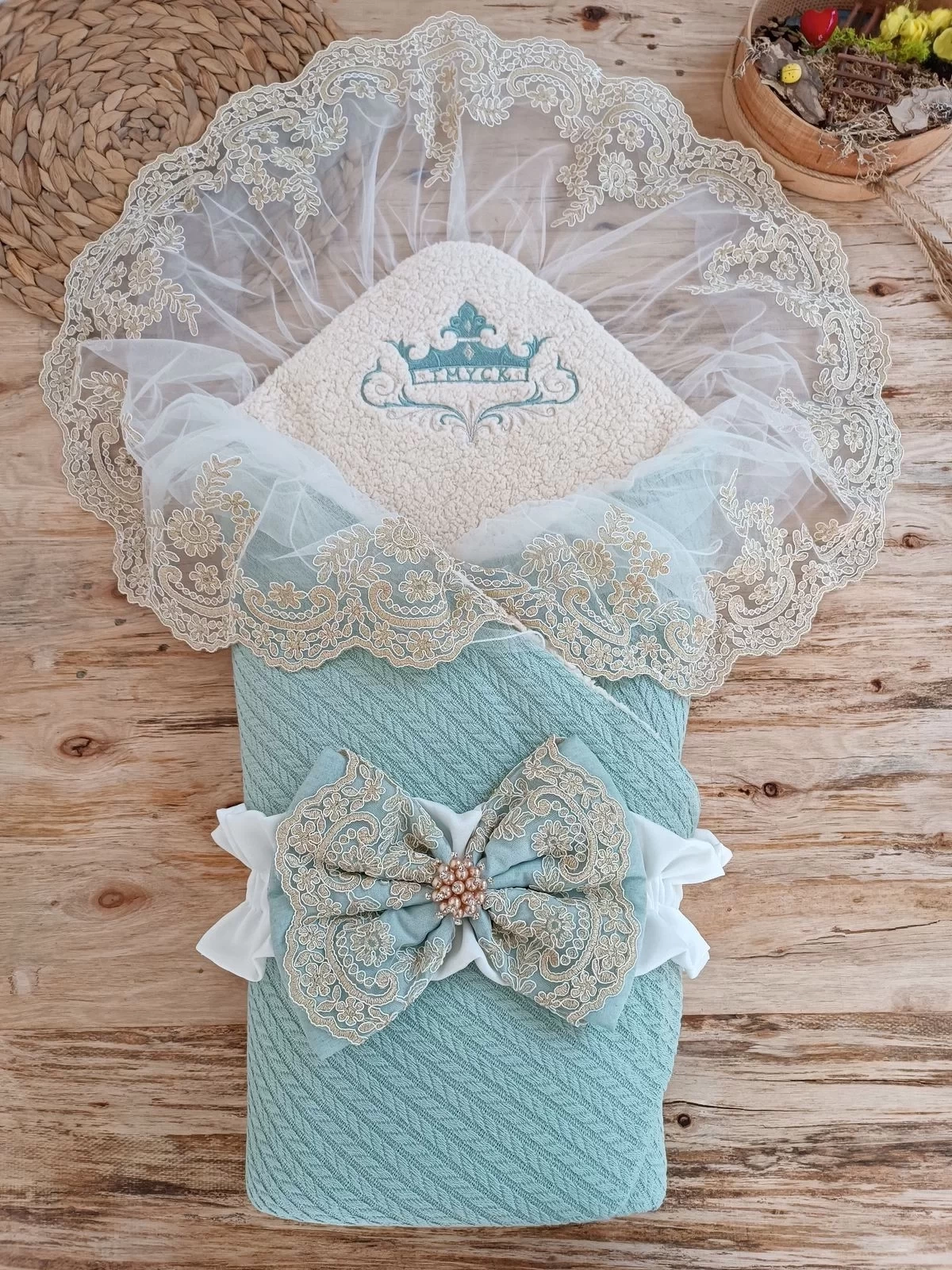 Yenidoğan Kuzulu Taç Nakış Güpürlü Fiyonklu Duvaklı Prizma Taş Unisex Kundak Bebek Battaniyesi