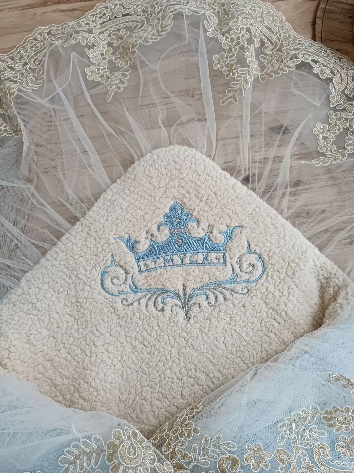 Yenidoğan Kuzulu Taç Nakış Güpürlü Fiyonklu Duvaklı Prizma Taş Unisex Kundak Bebek Battaniyesi