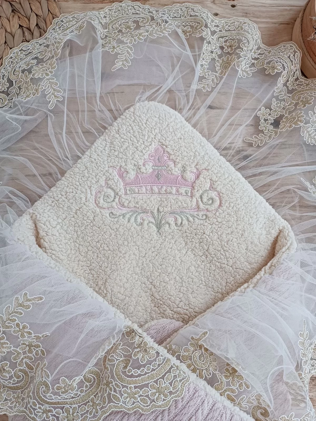 Yenidoğan Kuzulu Taç Nakış Güpürlü Fiyonklu Duvaklı Prizma Taş Unisex Kundak Bebek Battaniyesi