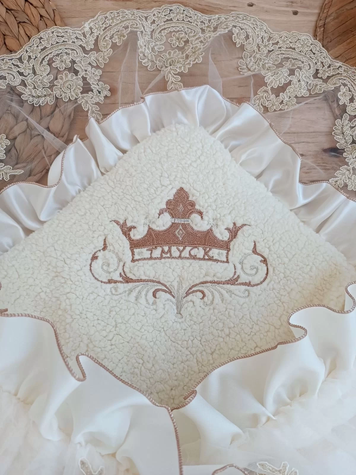 Yenidoğan Wool Yün Kumaş Taç Nakışlı Güpür Duvaklı Fiyonk Prizma Taş Unisex Kundak Bebek Battaniyesi