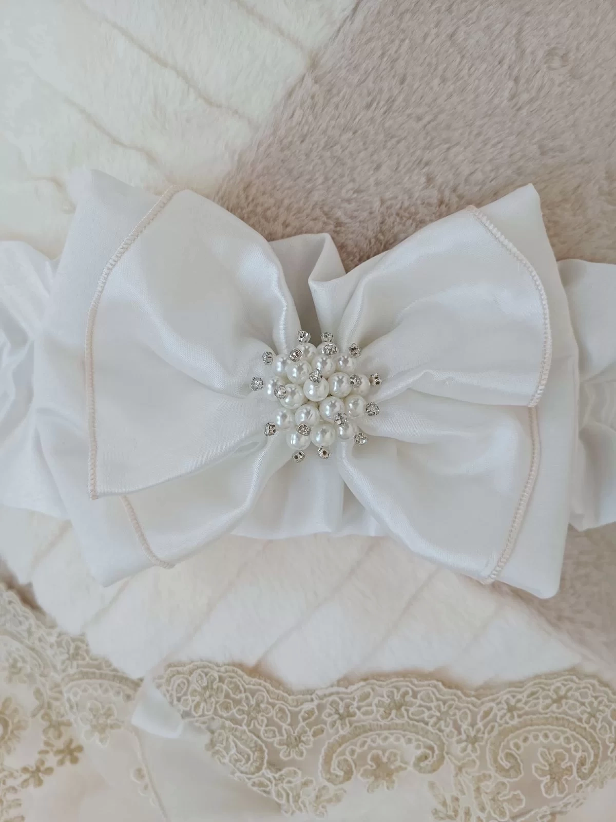 Yenidoğan Wool Yün Kumaş Taç Nakışlı Güpür Duvaklı Fiyonk Prizma Taş Unisex Kundak Bebek Battaniyesi