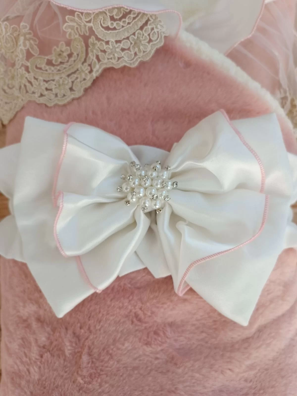 Yenidoğan Wool Yün Kumaş Taç Nakışlı Güpür Duvaklı Fiyonk Prizma Taş Unisex Kundak Bebek Battaniyesi