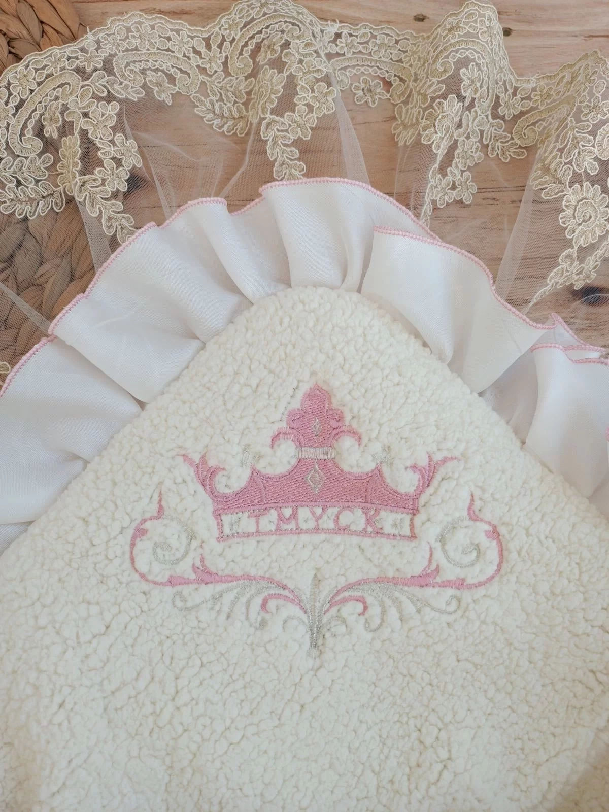 Yenidoğan Wool Yün Kumaş Taç Nakışlı Güpür Duvaklı Fiyonk Prizma Taş Unisex Kundak Bebek Battaniyesi