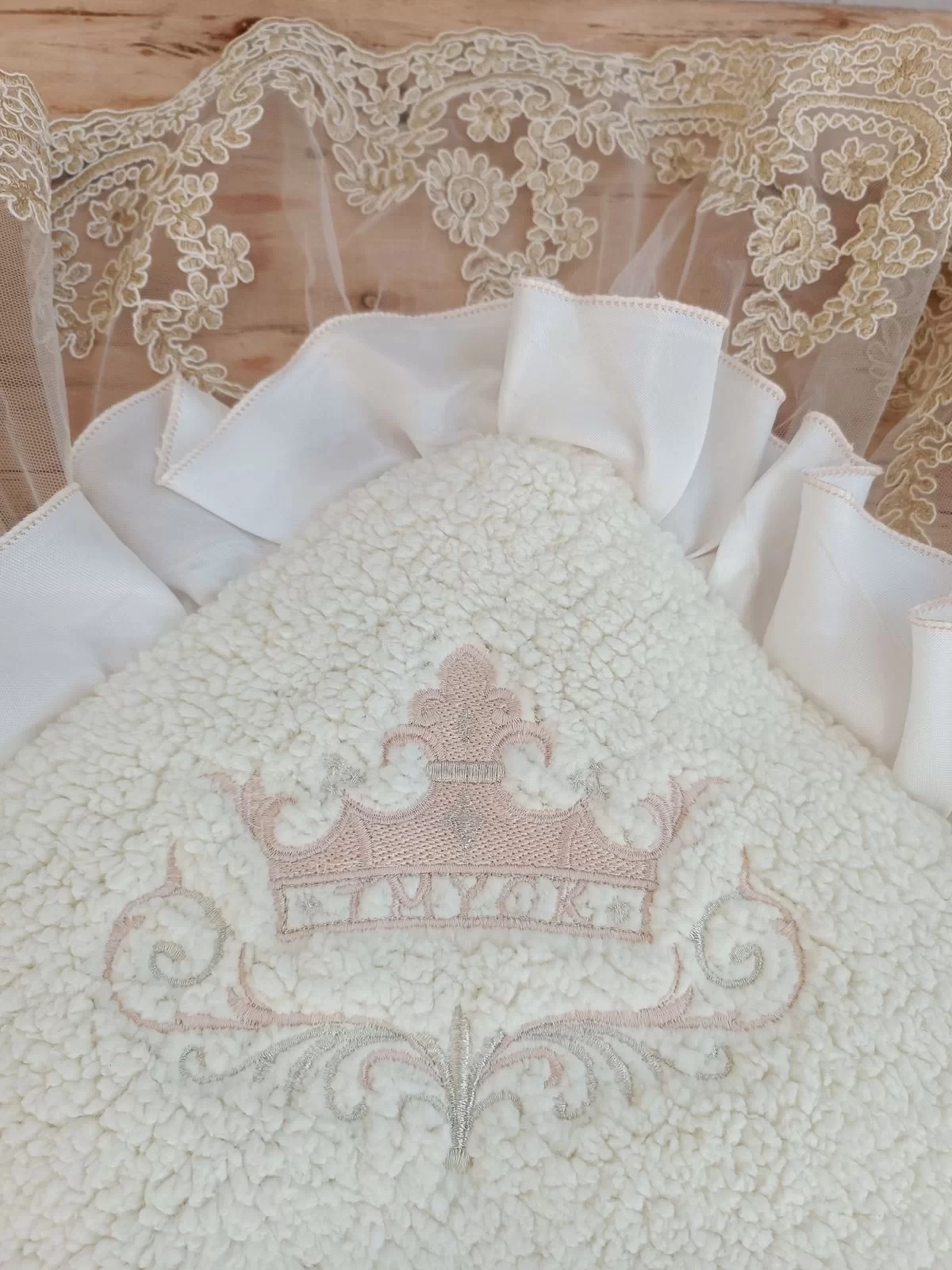 Yenidoğan Wool Yün Kumaş Taç Nakışlı Güpür Duvaklı Fiyonk Prizma Taş Unisex Kundak Bebek Battaniyesi