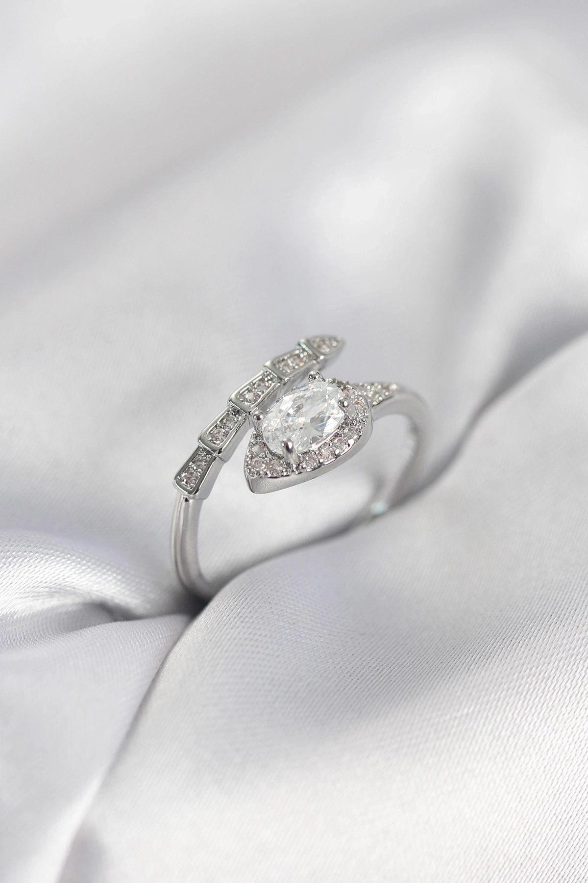 Yılan Model Gümüş Renk Zirkon Taşlı Kadın Yüzük