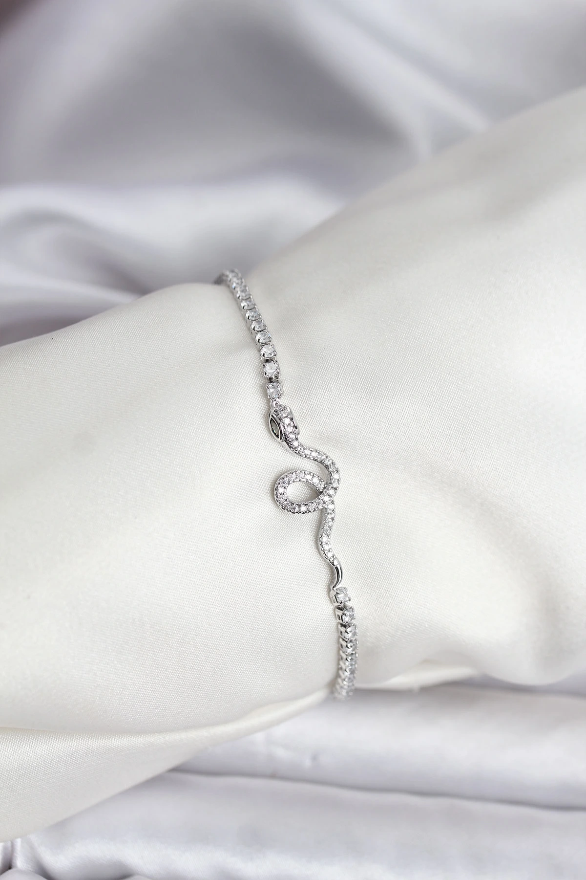 Yılan Model Zirkon Taşlı Gümüş Renk Pirinç Su Yolu Kadın Bileklik