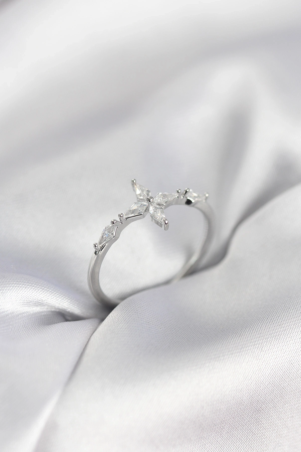 Yıldız Model Zirkon Taşlı Gümüş Renk Kadın Yüzük