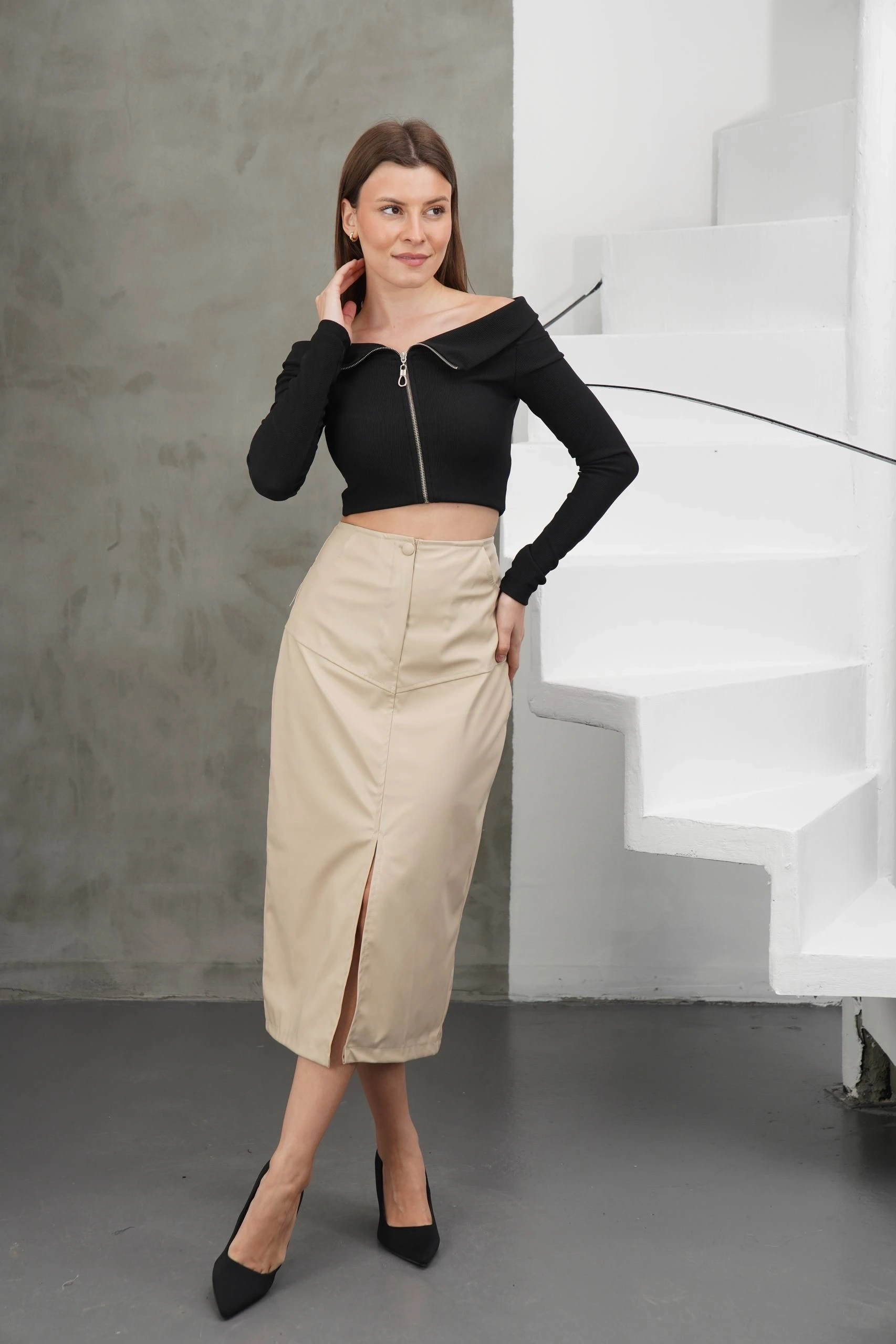 Yırtmaçlı uzun deri etek bej