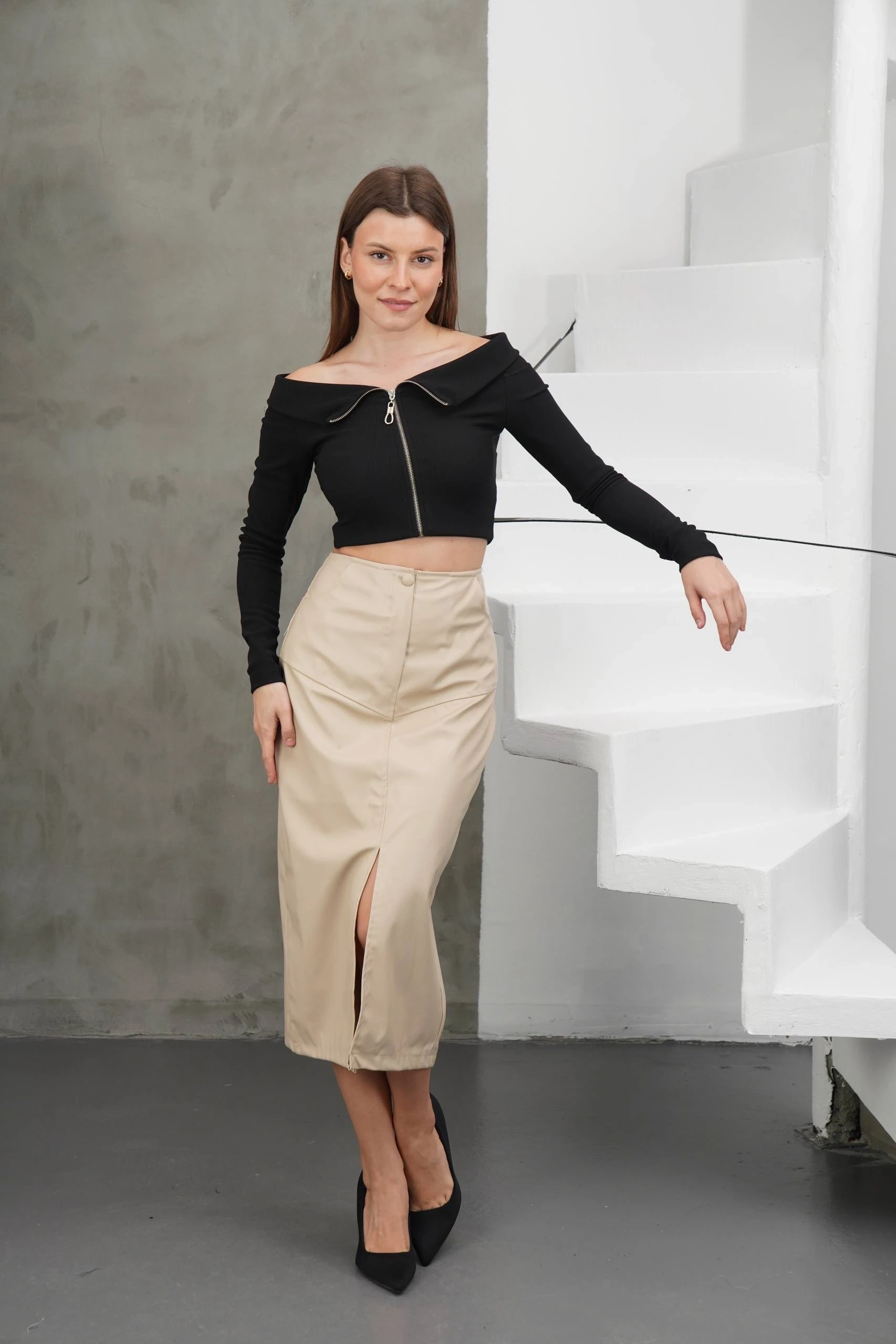 Yırtmaçlı uzun deri etek bej