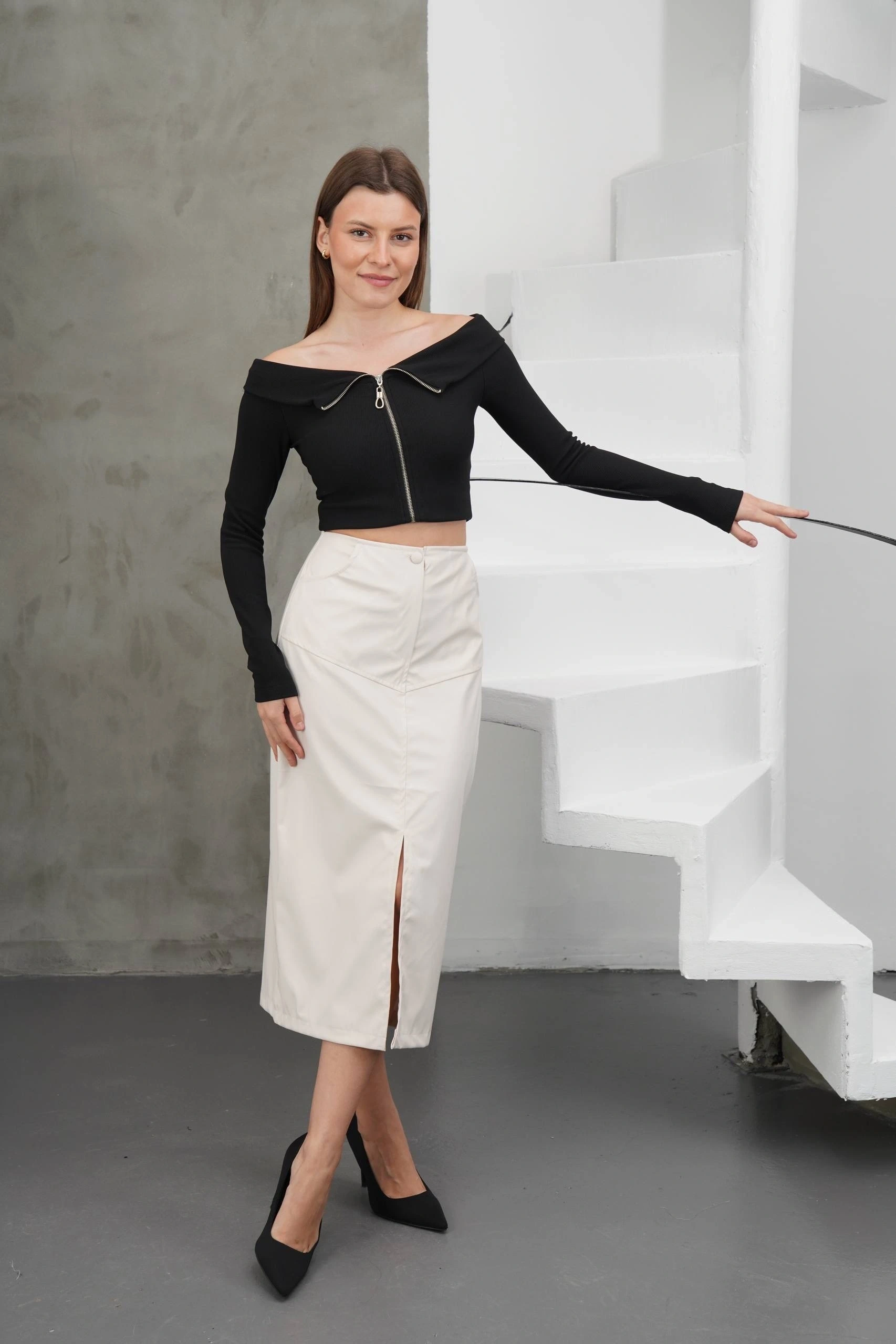 Yırtmaçlı uzun deri etek krem