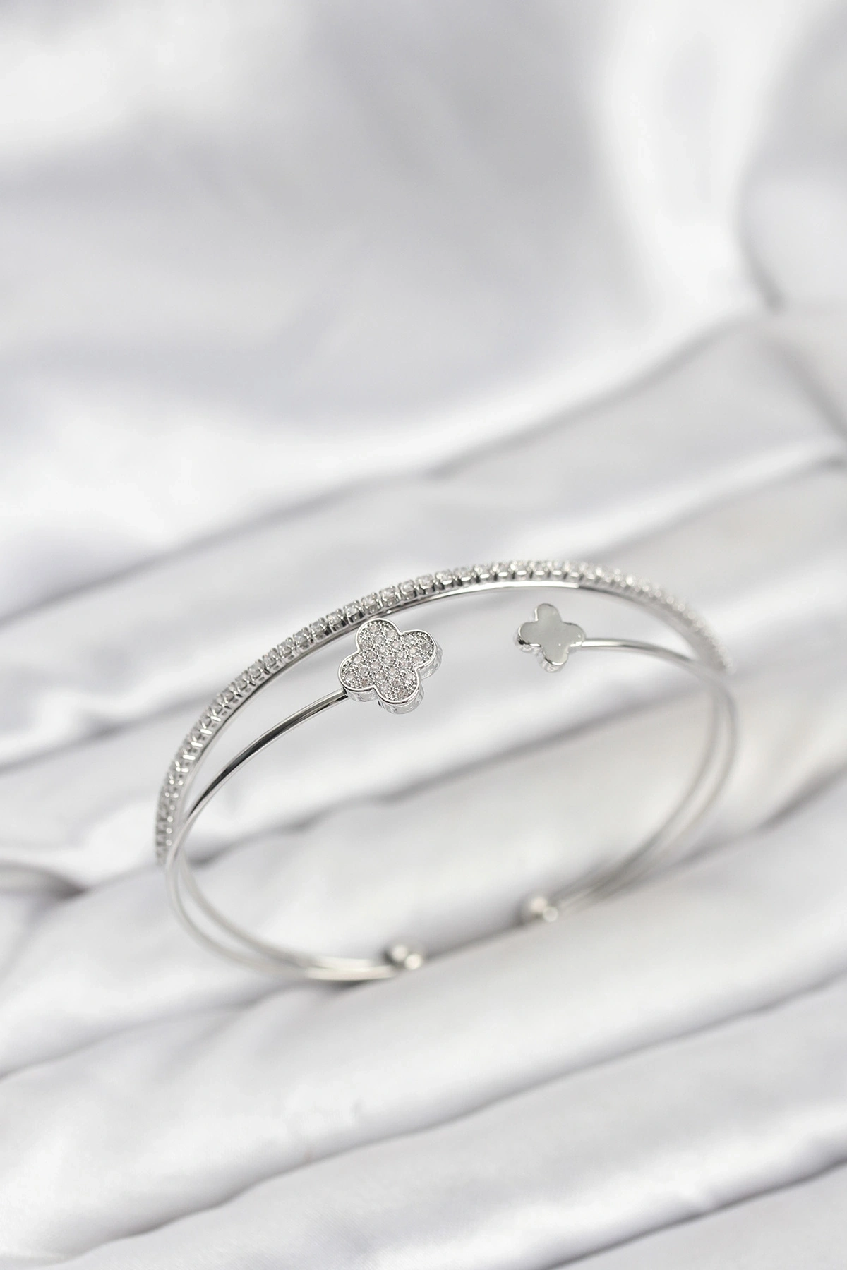 Yonca Model Pirinç Gümüş Renk Kadın Bileklik