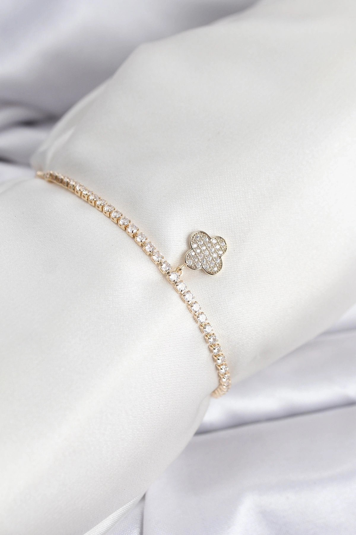 Yonca Model Zirkon Taşlı Gold Renk Asansörlü Su Yolu Bileklik