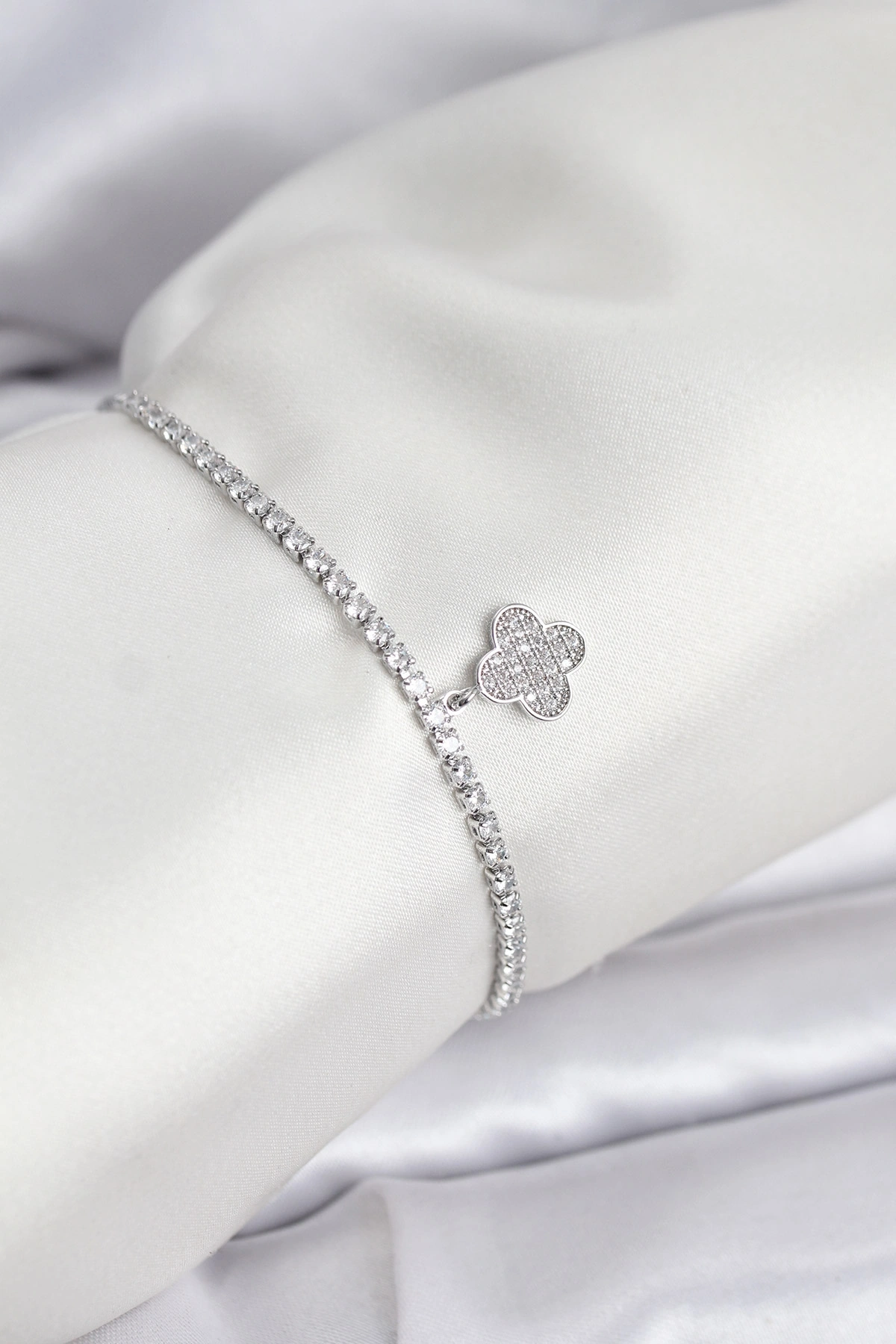 Yonca Model Zirkon Taşlı Gümüş Renk Asansörlü Su Yolu Bileklik