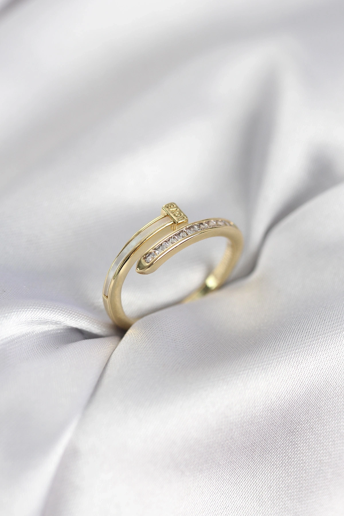 Zirkon Taşlı Gold Renk Yassı Çivi Model Kadın Yüzük