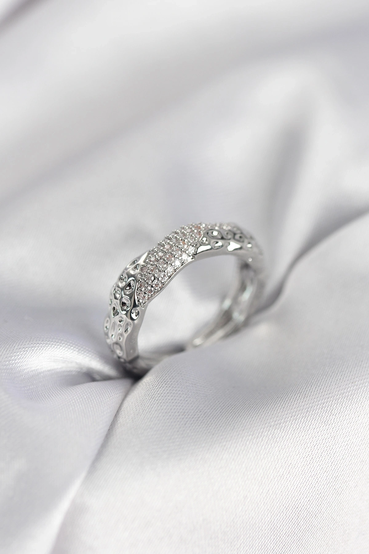 Zirkon Taşlı Puntalı Gümüş Renk Kadın Yüzük