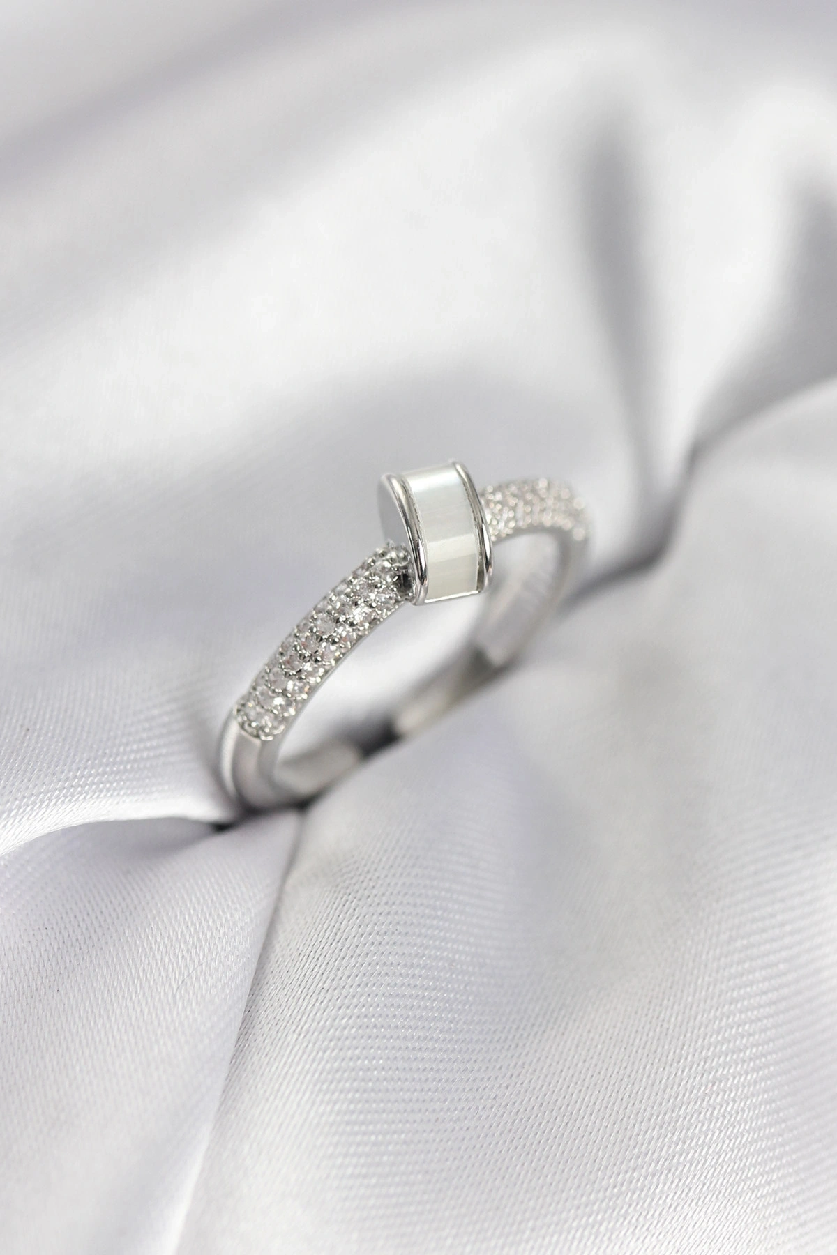 Zirkon Taşlı Sedefli Gümüş Renk Kadın Yüzük