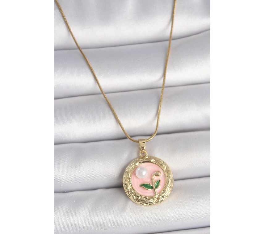 316L Çelik Gold Renk Zincir Pembe Çiçek İşlemeli inci Detay Portre Model Kadın Kolye