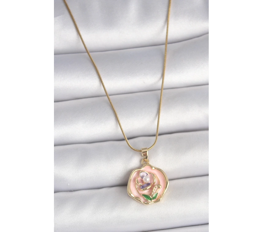 316L Çelik Gold Renk Zincir Pembe Renkli Çiçek İşlemeli İnci Detay Portre Model Kadın Kolye
