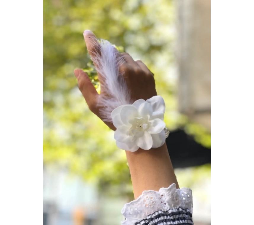 Bride to be Nedime Gelin Bilekliği Tüy ve İnci Boncuk Detaylı Beyaz Renkli Bekarlığa Veda Partisi Bilekliği 10 Adet