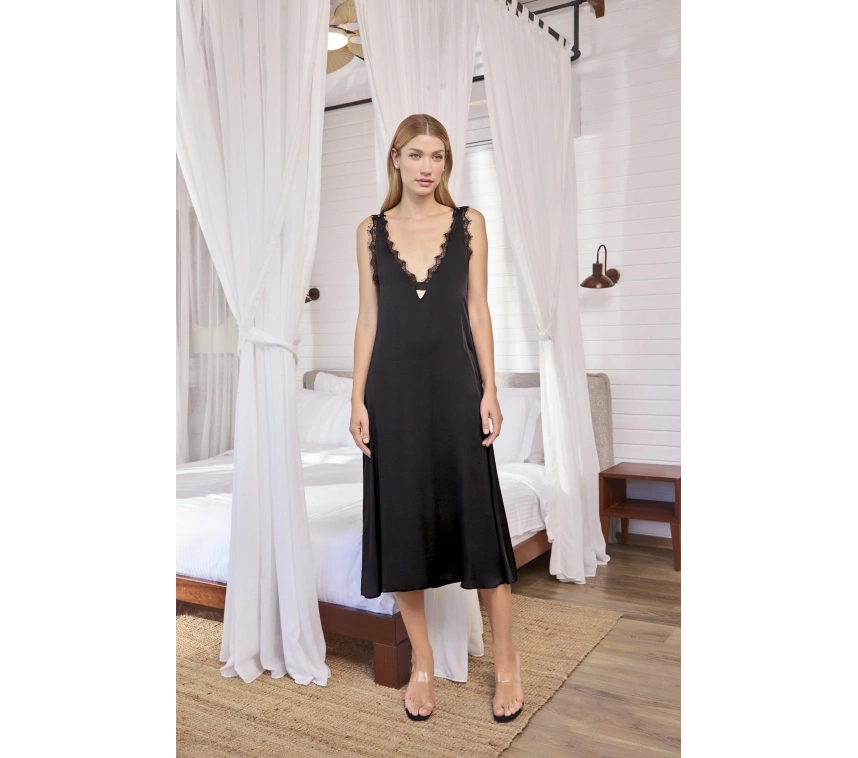 Göğüs Ve Sırt Dekolteli Dantelli Saten Gecelik