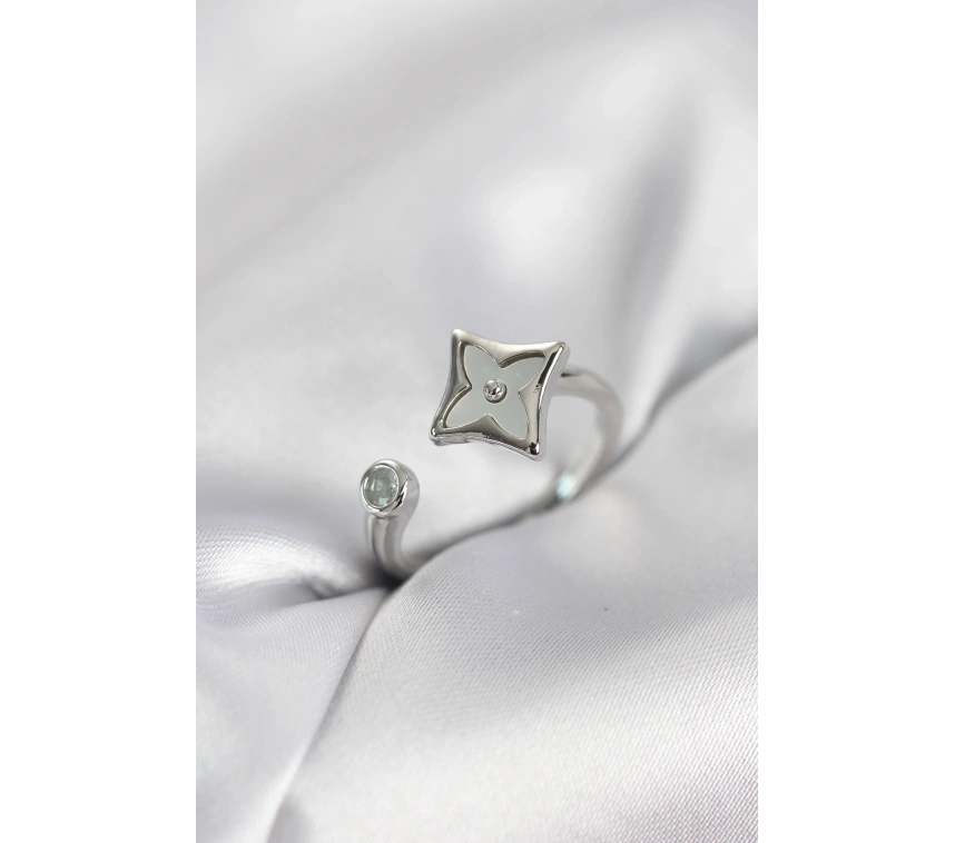 Gümüş Renk Köşeli Yonca Model Zirkon Taşlı Kadın Yüzük