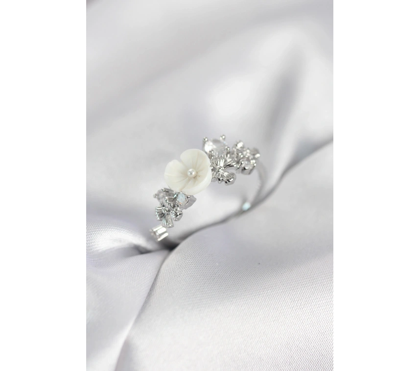 Gümüş Renk Pirinç Çiçek Model Zirkon Taşlı Kadın Yüzük