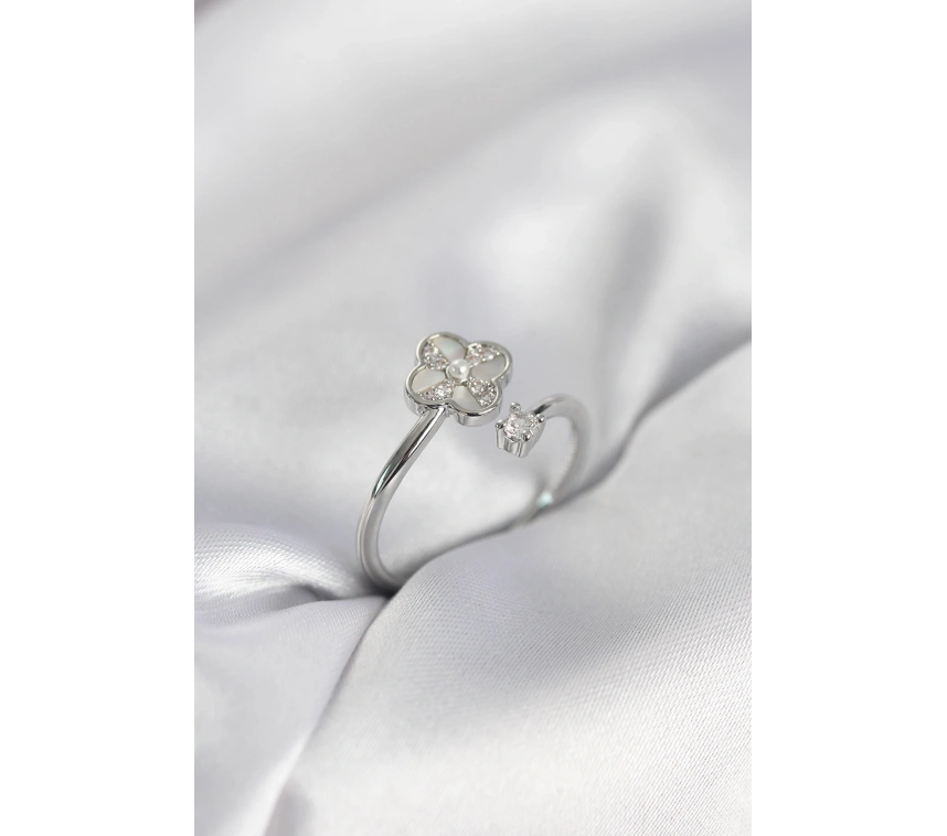 Gümüş Renk Zirkon Taşlı Yonca Model Kadın Yüzük