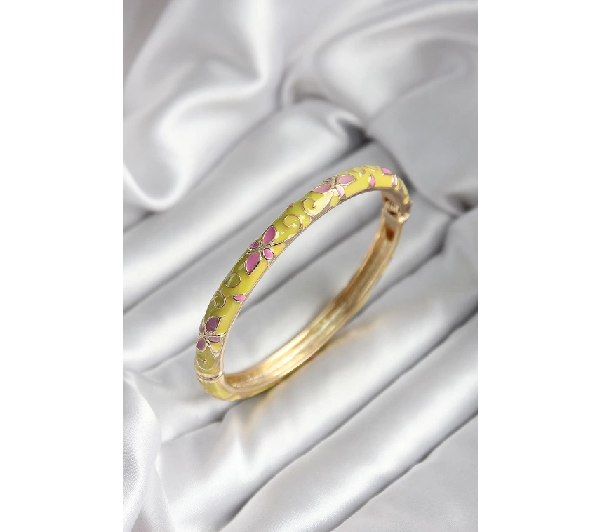 Mineli Pirinç Sarı Çiçek Desenli Gold Renk Kadın Kelepçe (çap 60 mm)