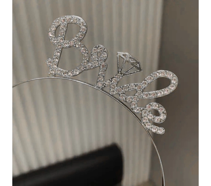 Nessiworld Gümüş Renkli Taşlı “Bride” Gelin Tacı – El Yazısı Yazı Tipiyle