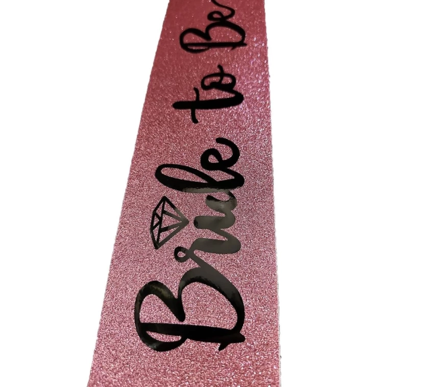 NessiWorld Pembe Üzeri Siyah İtalik Alyanslı Bride To Be Yazılı Simli Işıltılı Kuşak Kemer 10x80 cm