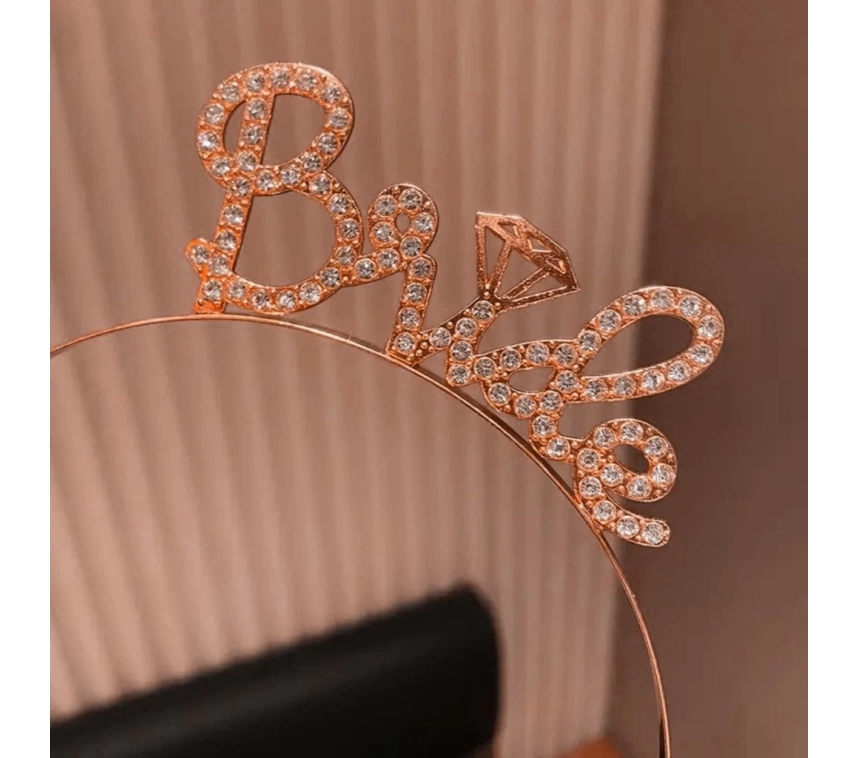 Nessiworld Rose Gold Renkli Taşlı “Bride” Gelin Tacı – El Yazısı Yazı Tipiyle