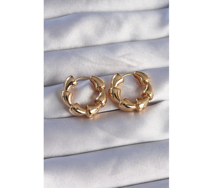 Pirinç Gold Renk Damla Kıvrım Tasarımlı Halka Küpe