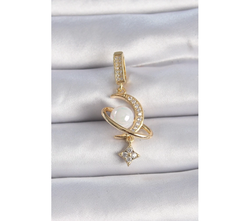 Pirinç Gold Renk Zirkon Taş Detaylı Hilal Model Sallantı İncili Ajda Charm