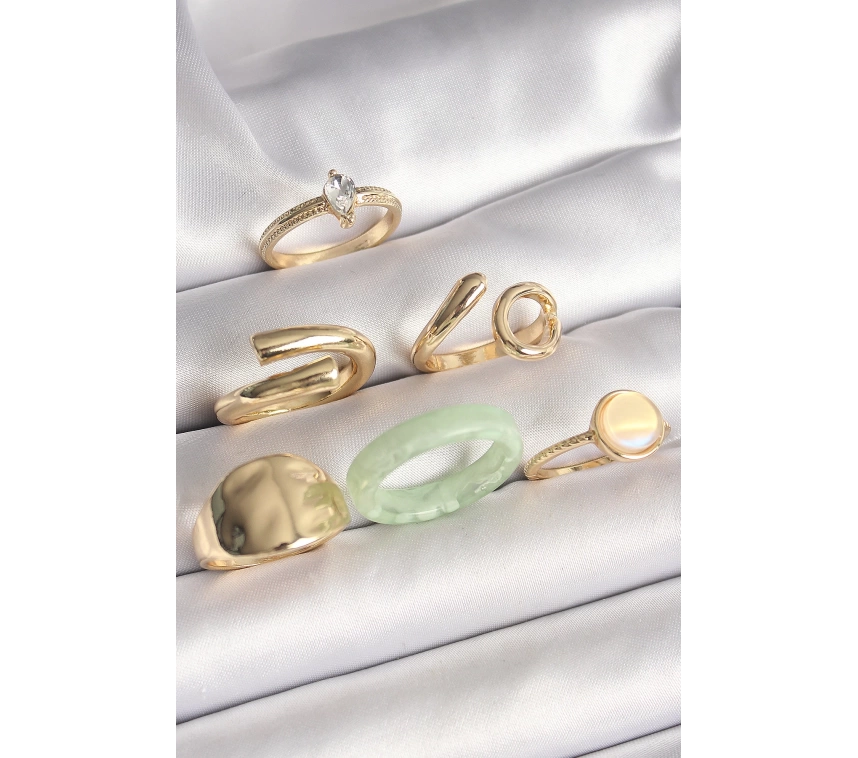 Pirinç Gold Renk Zirkon Taşlı İşleme Plaka Figürlü Beyaz Daire Mine Detaylı 6Lı Kadın Yüzük Seti