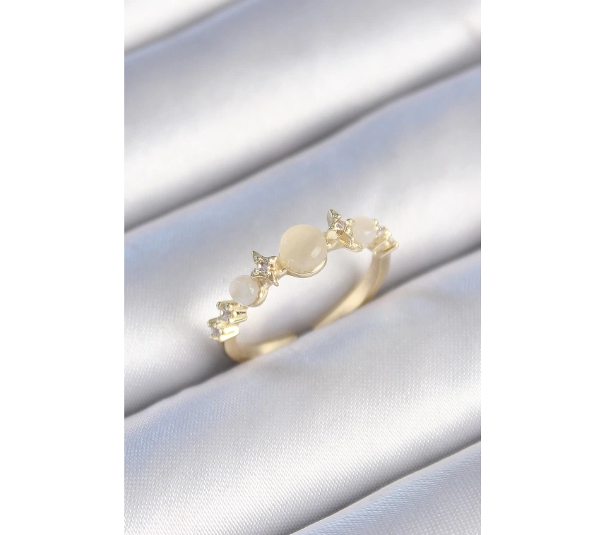 Pirinç Gold Renk Zirkon Taşlı Yıldız Detay Beyaz Mineli Kadın Yüzük