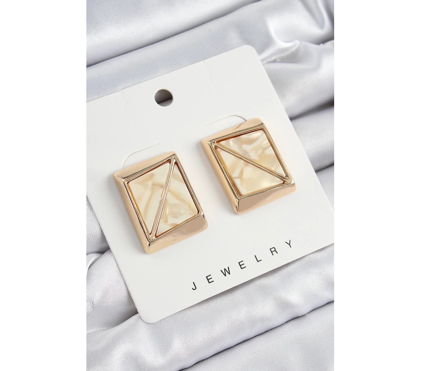 Pirinç Krem Üçgen Kesim Detaylı Kare Model Vintage Gold Renk Kadın Küpe