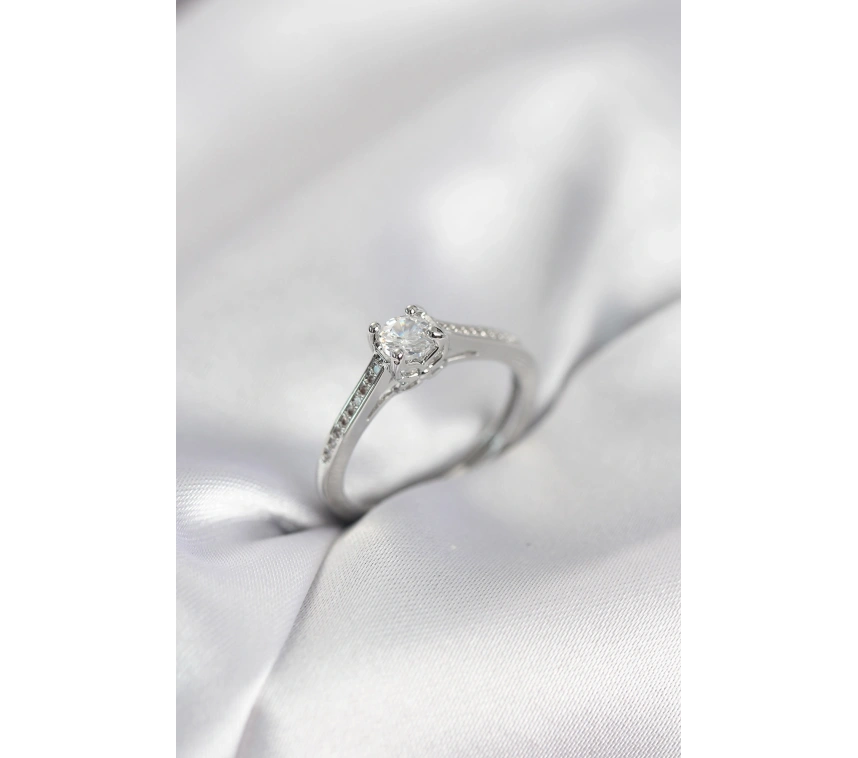 Tek Taş Gümüş Renk Zirkon Taşlı Model Kadın Yüzük