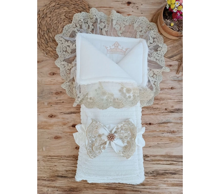 Yenidoğan Beyaz Wool Yün Kumaş Taç Nakışlı Trilüks Kundak Bebek Battaniyesi