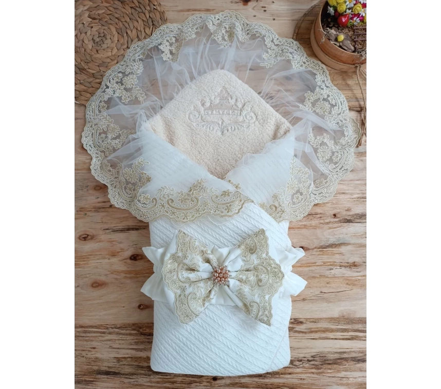 Yenidoğan Kuzulu Taç Nakış Güpürlü Fiyonklu Duvaklı Prizma Taş Unisex Kundak Bebek Battaniyesi