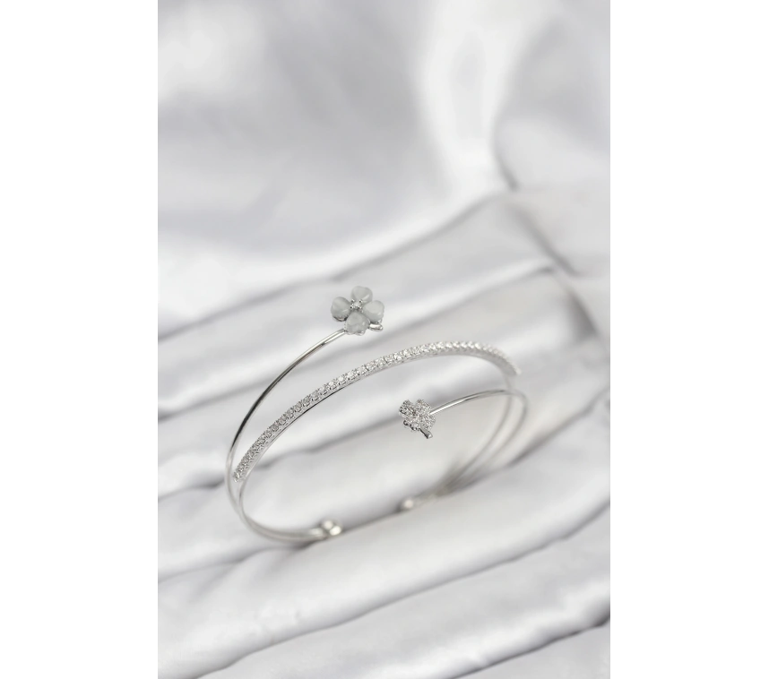 Yonca Çiçek Model Pirinç Gümüş Renk Kadın Bileklik