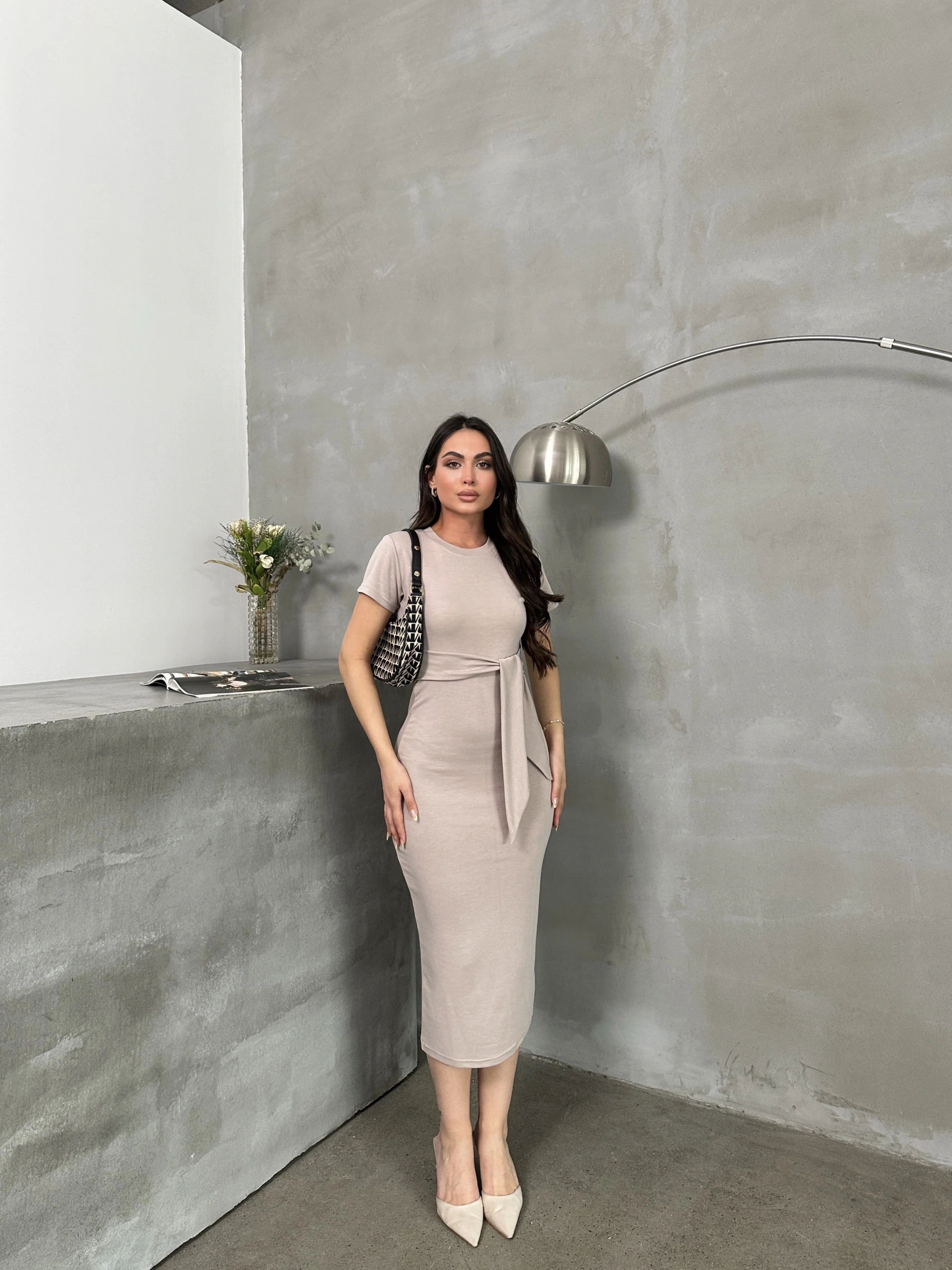 Kuşaklı mdl esnek kumaşlı elbise bej pt