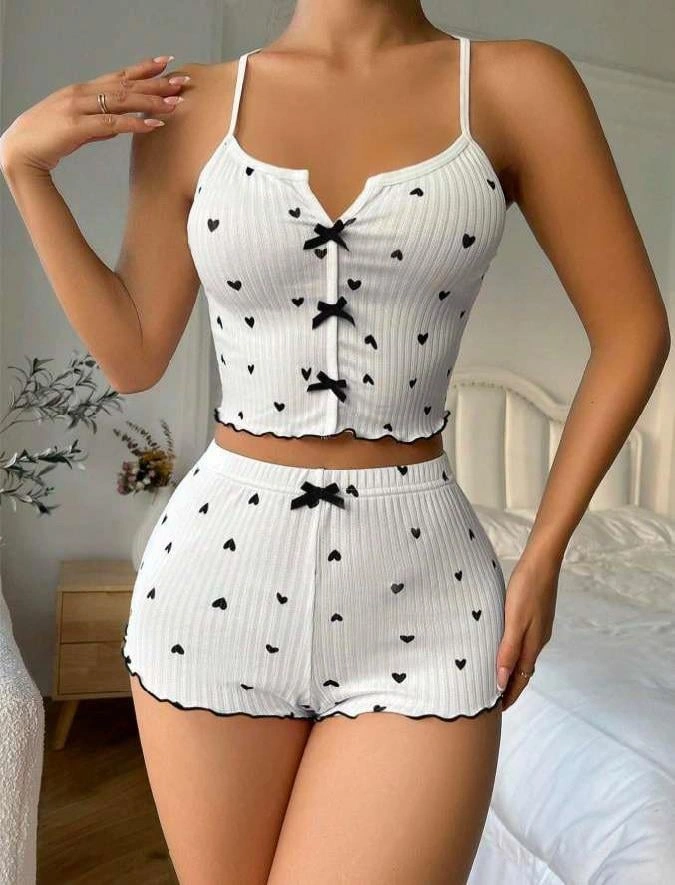 Beyaz Üstüne Siyah Kalp Desenli Askılı Şortlu Pijama Takımı