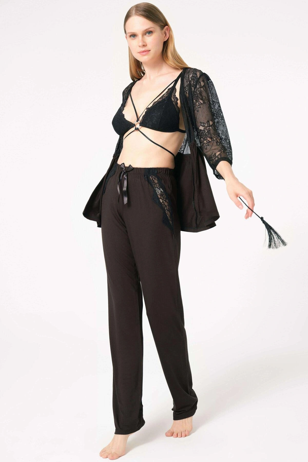 Dantelli Sabahlık Balensiz Desteksiz Dolgusuz Yaka Detaylı Sütyen Ve Pantolon Pijama 3lü Takım