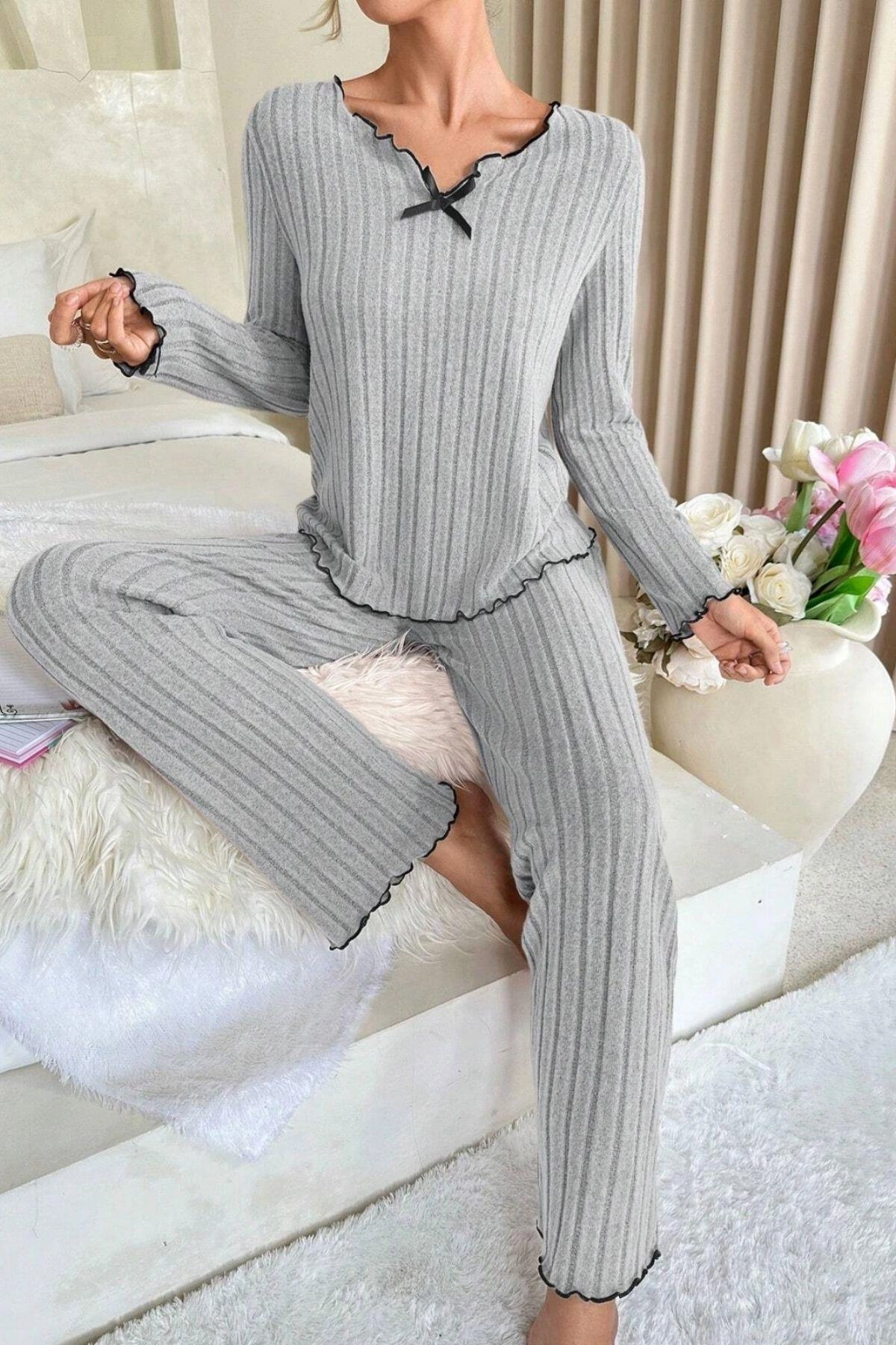 Kadın Gri Çizgili Uzun Kollu Fiyonk Detaylı Pijama Takımı Rahat Mevsimlik