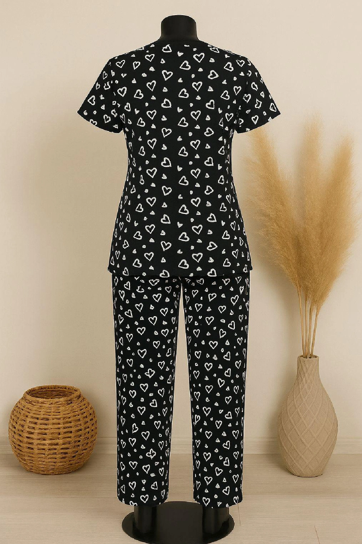 Kadın Siyah Beyaz Kalp Desenli Fiyonklu Kısa Kollu Pijama Takımı