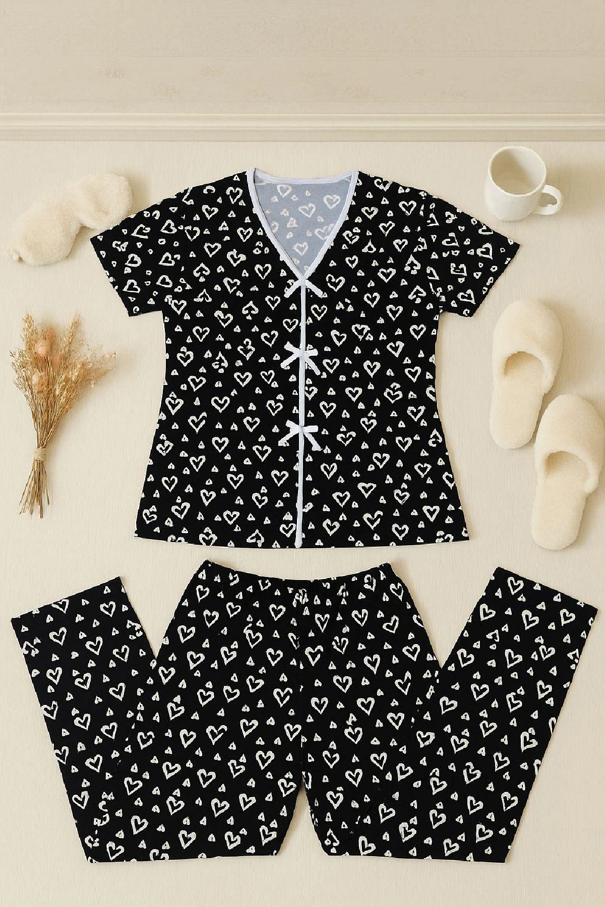 Kadın Siyah Beyaz Kalp Desenli Fiyonklu Kısa Kollu Pijama Takımı