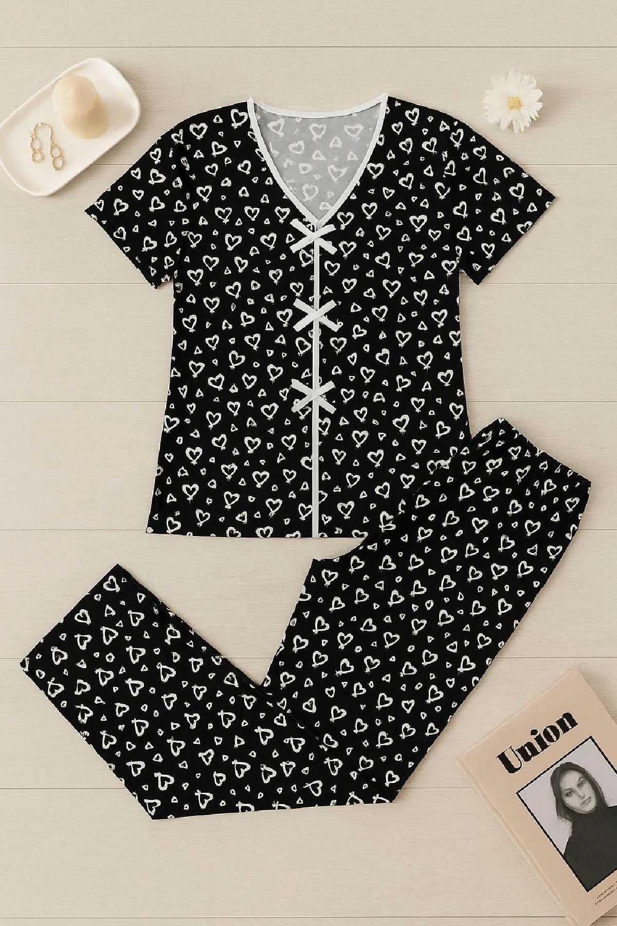 Kadın Siyah Beyaz Kalp Desenli Fiyonklu Kısa Kollu Pijama Takımı